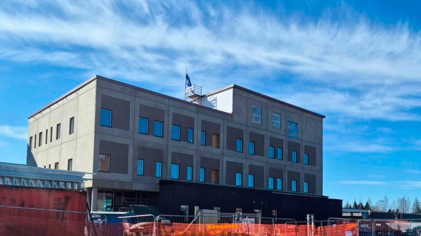 Nekalan sosiaalipäivystyksen ja selviämishoitoaseman rakennus harjakorkeudessa.