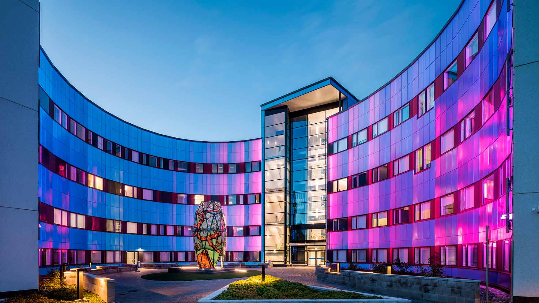 Tays Keskussairaalan Kuntokadun rakennus iltavalaistuksessa.