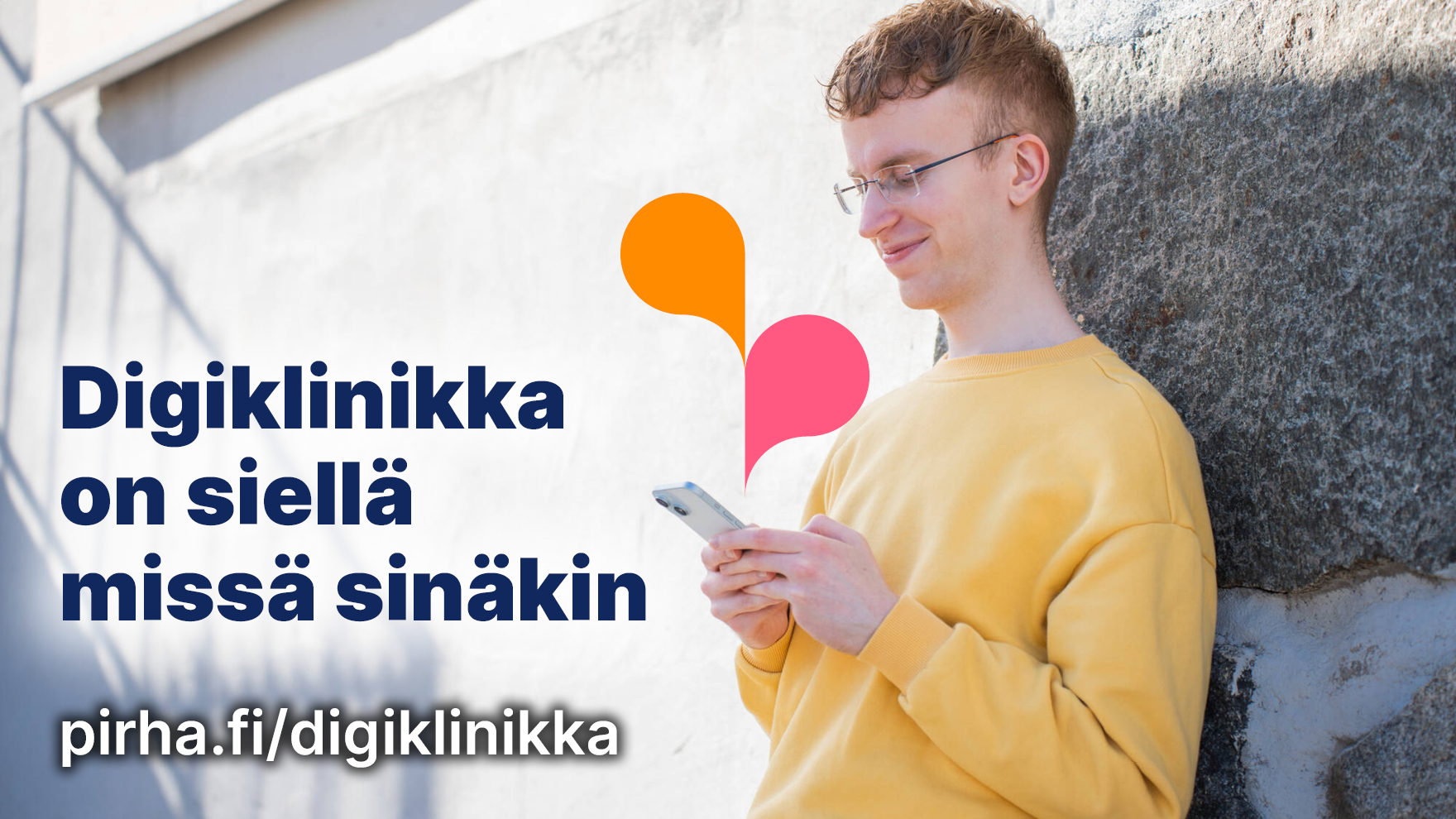 Kuvassa nuori mies nojaa ulkona rakennuksen seinään ja katsoo puhelinta.. Lisäksi kuvassa on teksti: Digiklinikka on siellä missä sinäkin, pirha.fi/digiklinikka.