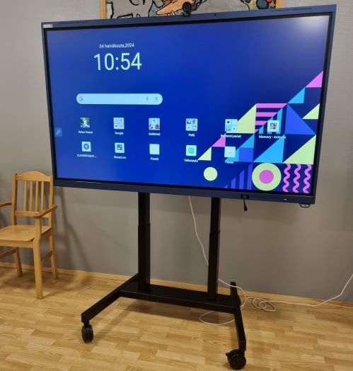 Havulinnan Clevertouch-laite eli isokokoinen, jalustalla seisova tabletti.