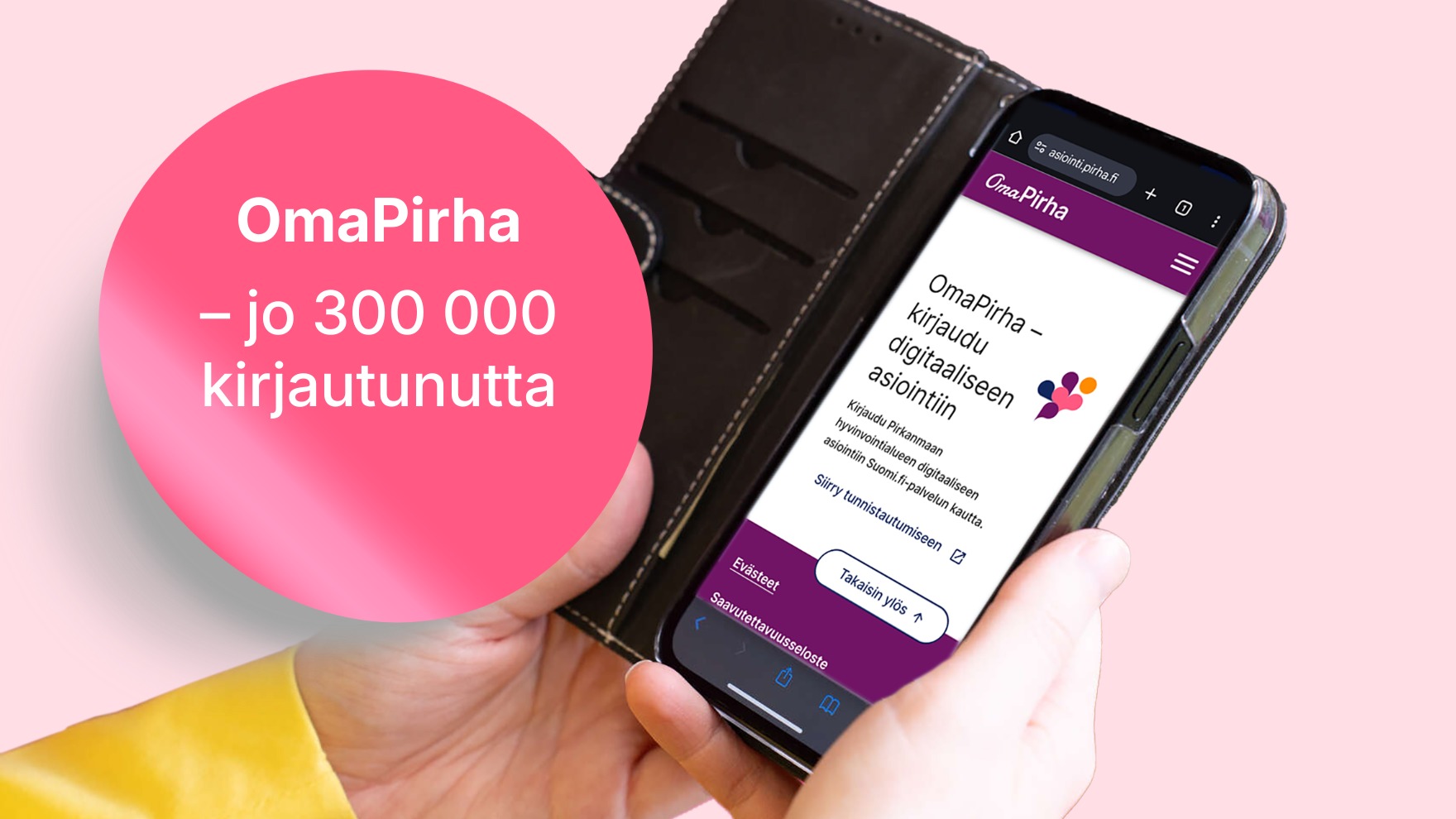 OmaPirha - jo 300 000 kirjautunutta. Kuvassa kädet ja käsissä kännykkä, josta näkyy OmaPirhan kirjautumissivu.