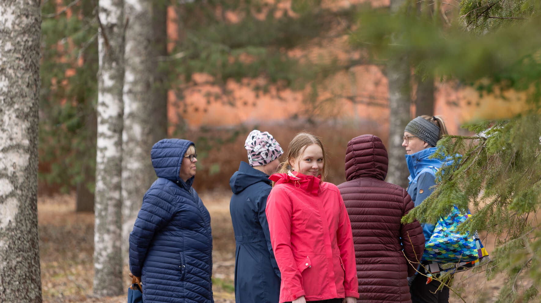 Ryhmä eri-ikäisiä naisia lähdössä ulkoilemaan.