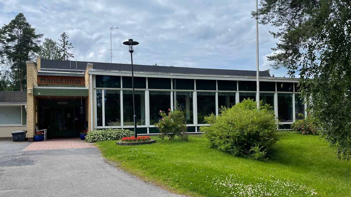 Matalan rakennuksen sisäänkäynti, jonka päällä lukee Havulinna. Edessä laaja viheralue.