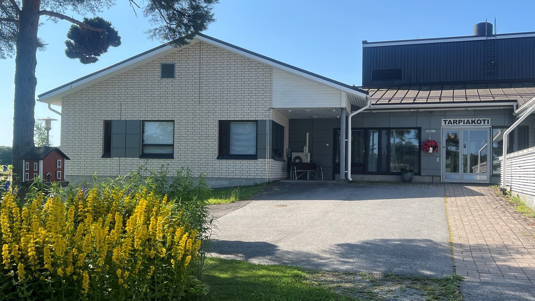 Tarpiakodin asumisyksikön etupiha.