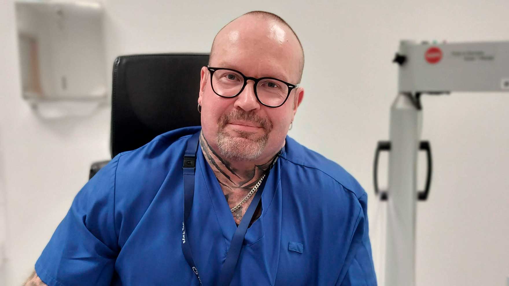 Ari Kortetjärvi pitää työssäkin huumorin mukana ja muistaa kuunnella potilaan iloja ja suruja. 