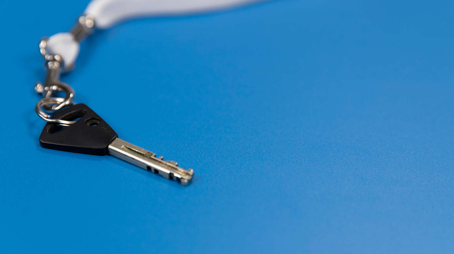 Avain sinisellä taustalla.