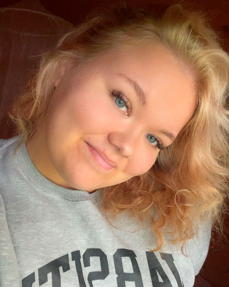 Kesäharjoittelija Elsa hymyilee.