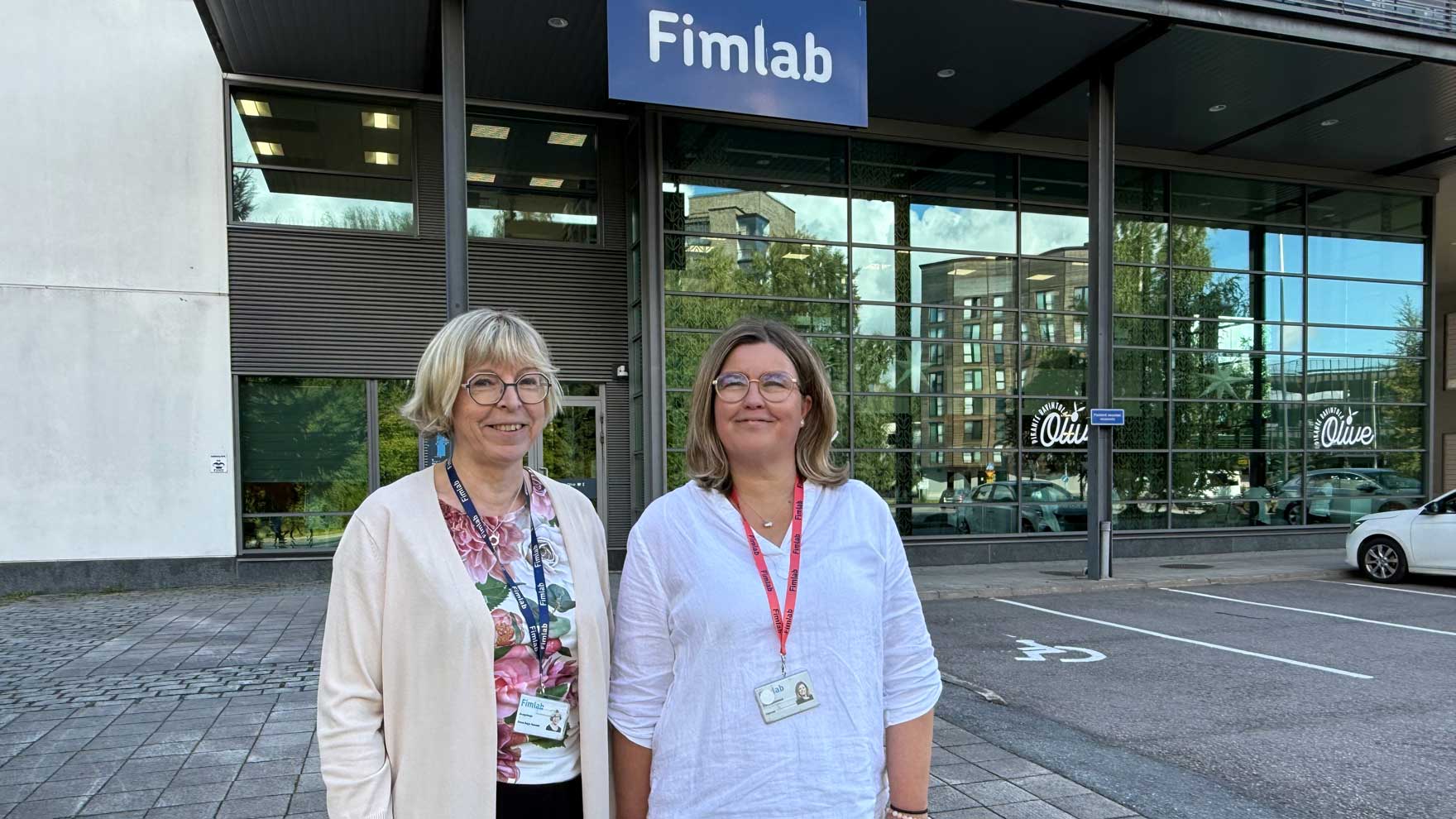 Kuvassa Haapala ja Suojanen Fimlab-kyltin edessä.