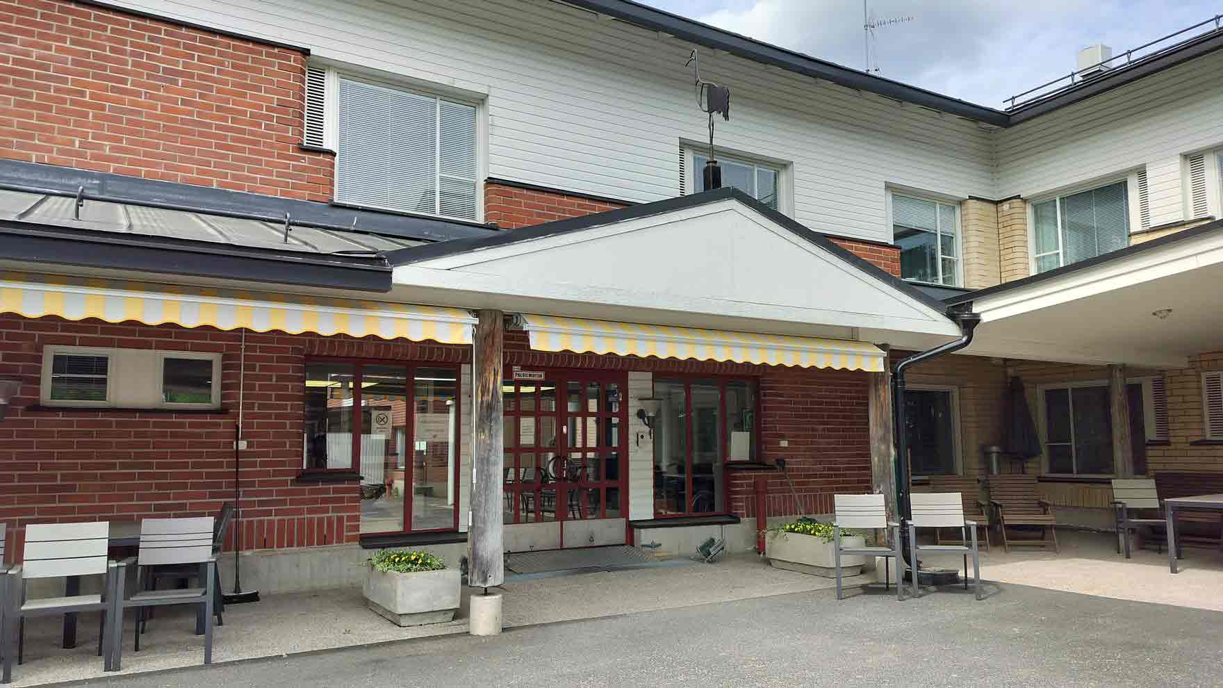 Puna- ja valkotiilisen rakennuksen sisäänkäynti