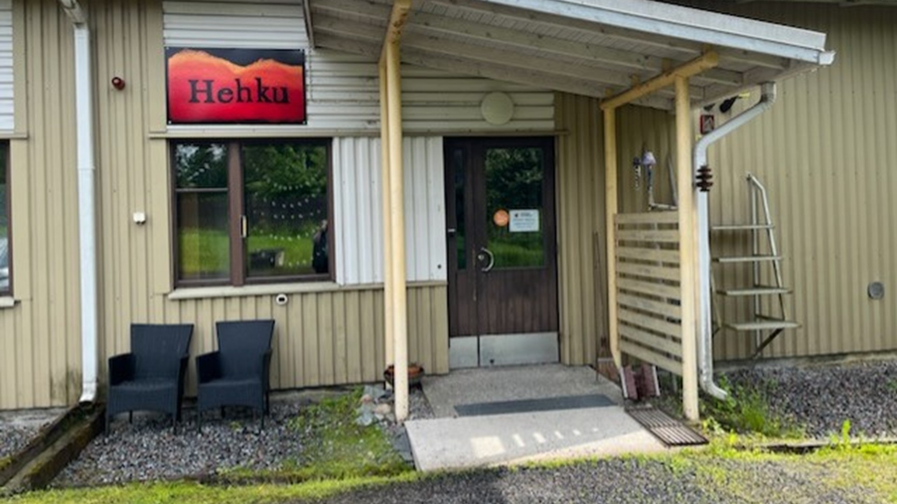 Hehku-rakennuksen pääsisäänkäynti.