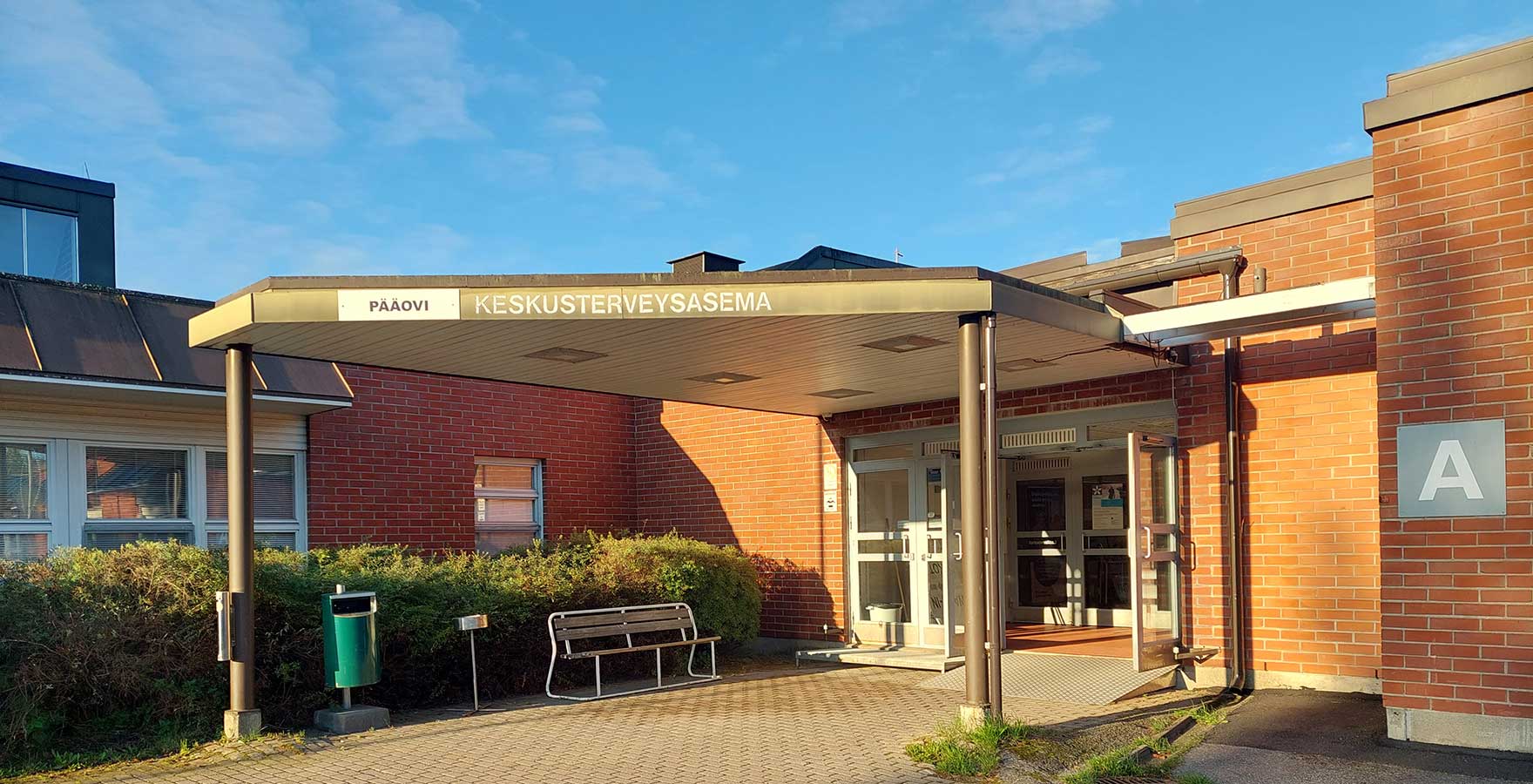 Matalan punatiilisen talon sisäänkäynti, jonka yläpuolella lukee pääovi keskusterveysasema.