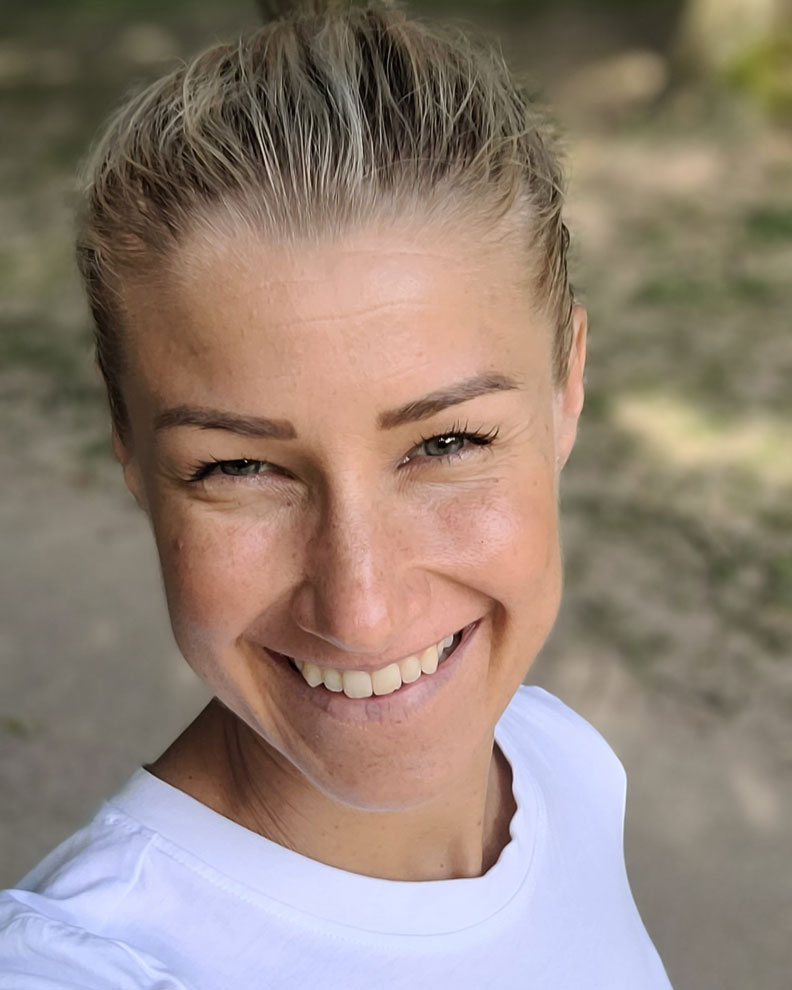 Hanna-Maria Hintsa hymyilee kuvsassa.