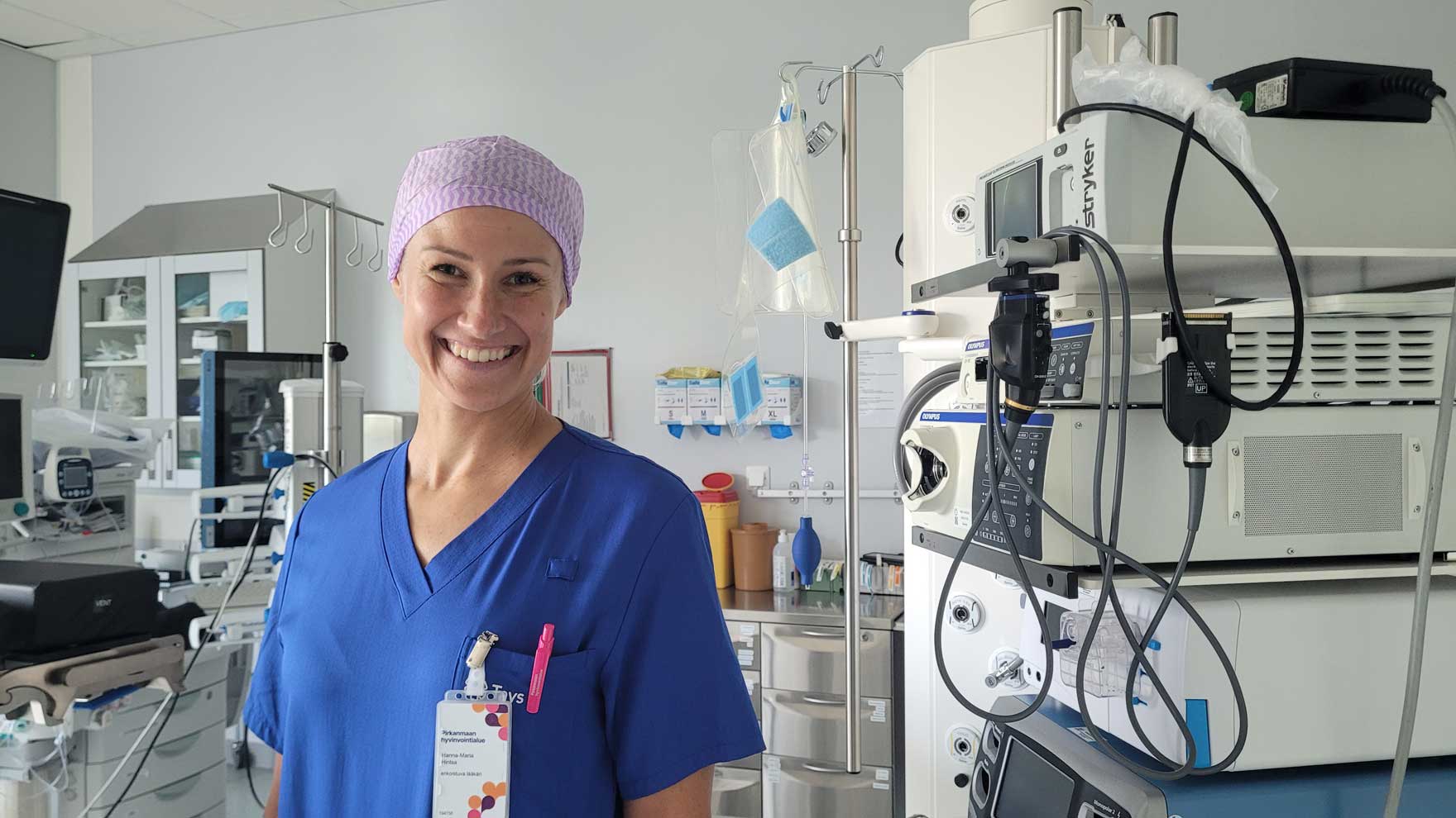 Hanna-Maria Hintsa työvälineiden ja laitteiden keskellä.