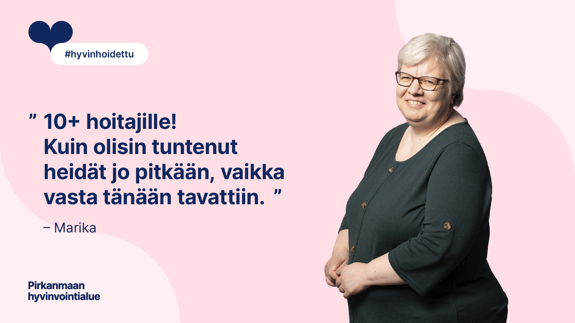 Nainen hymyilee. Sitaatti: "10+ hoitajille! Kuin olisin tuntenut heidät jo pitkään, vaikka vasta tänään tavattiin."