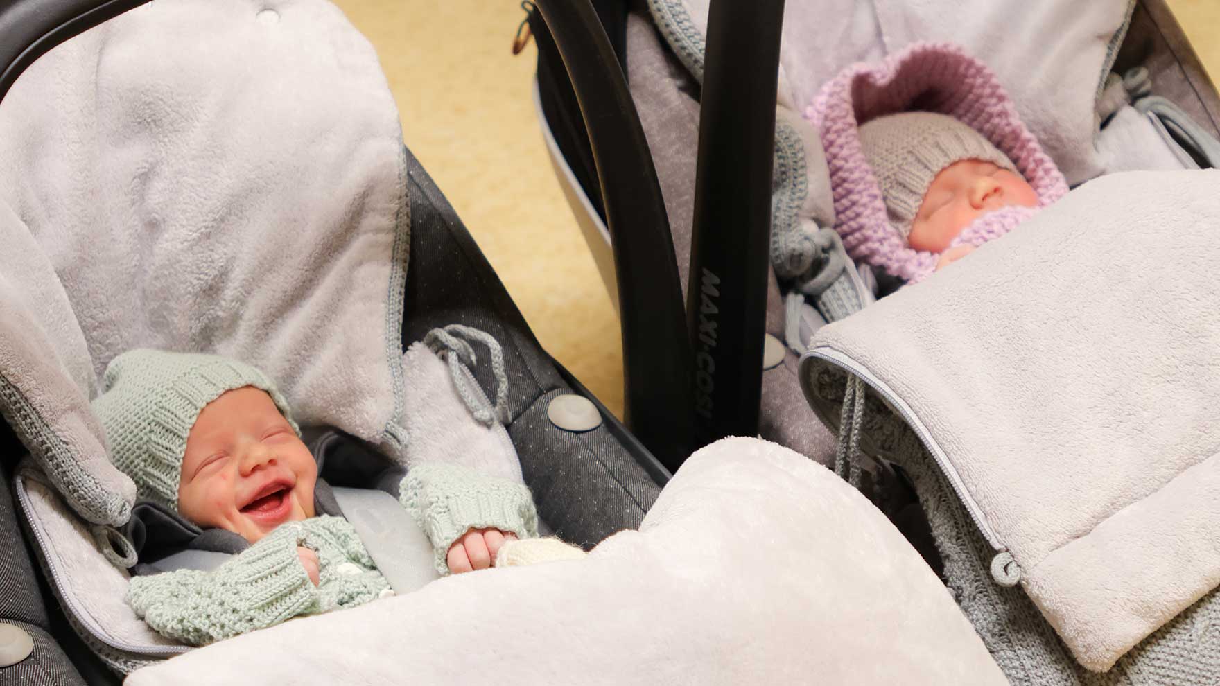 Kaksoset omissa kantokopissaan.