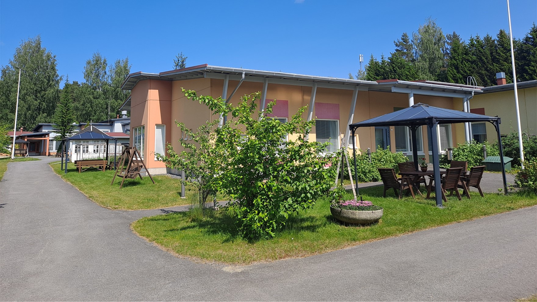 Rikun ryhmäkodin edustalla olevaa pihaa.
