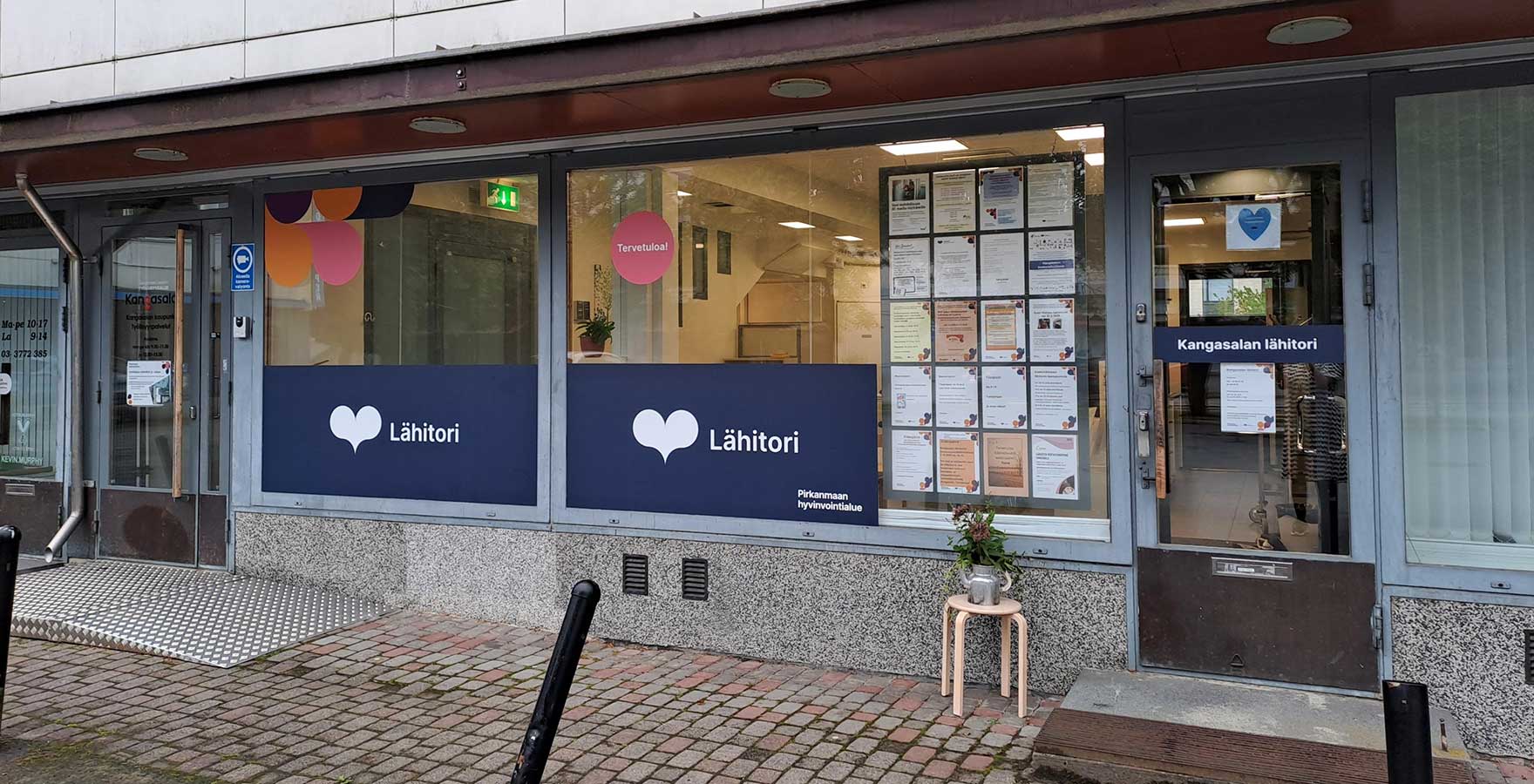 Kangasalan lähitorin ovessa ja ikkunassa on lähitorin tarrat.