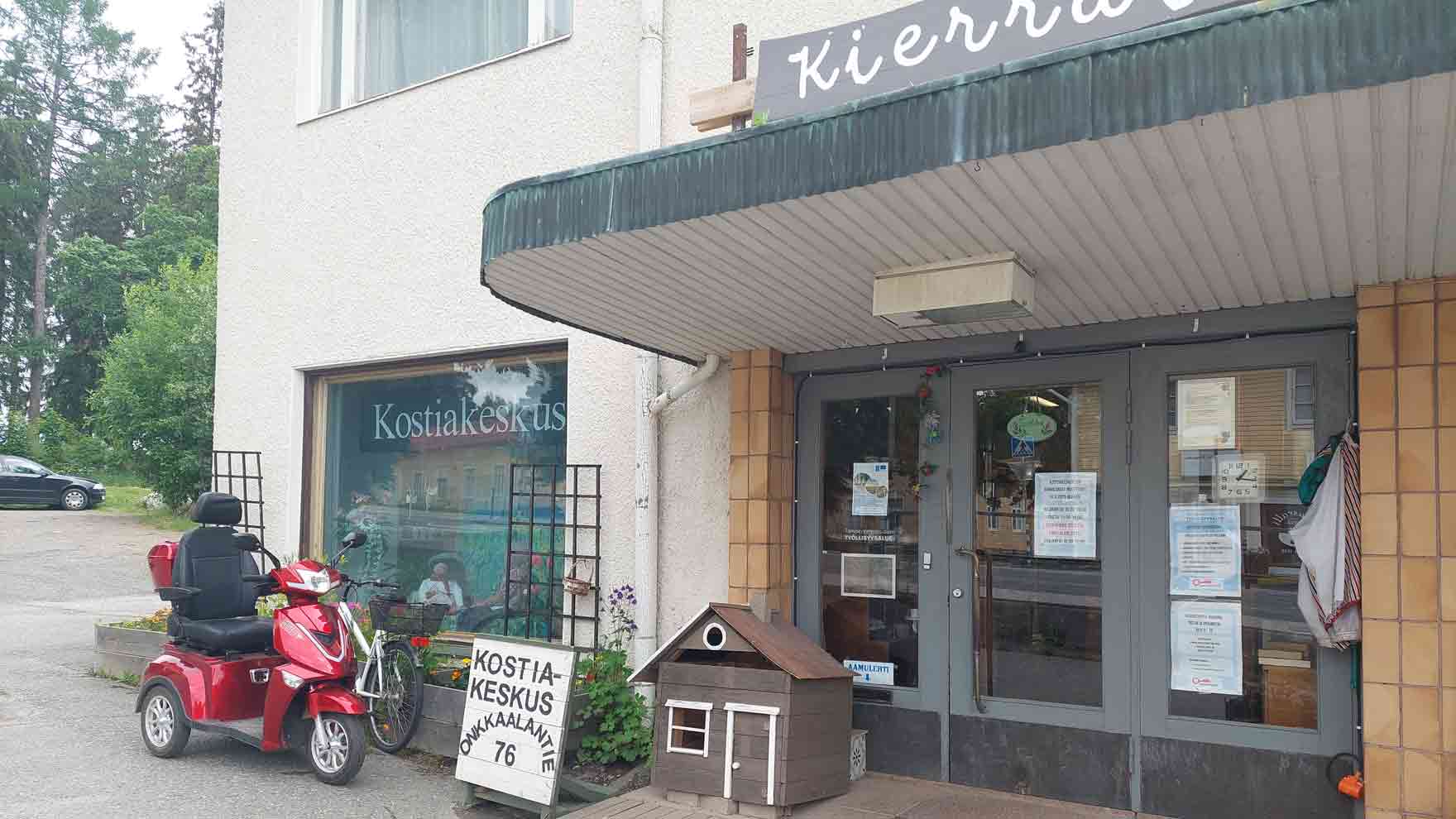 Sisäänkäynti funkkistyylisessä rakennuksessa.