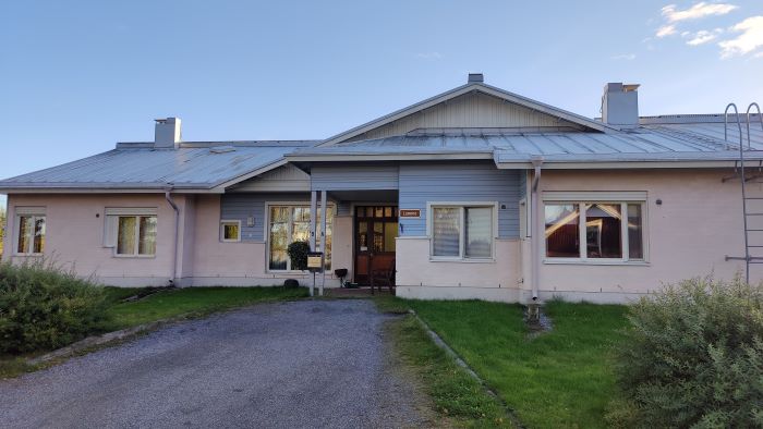 Lumme-asumisyksikön pihaa ja ulko-ovi.