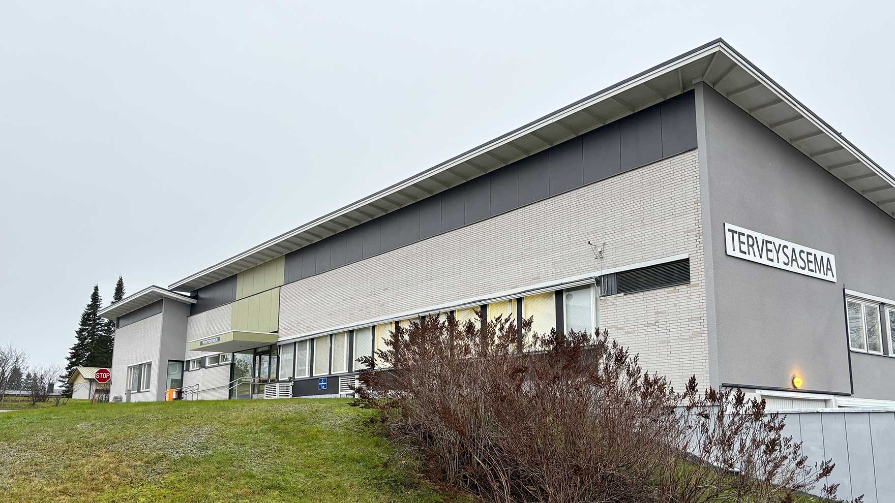 Valkoinen tiilirakennus rinteessä.