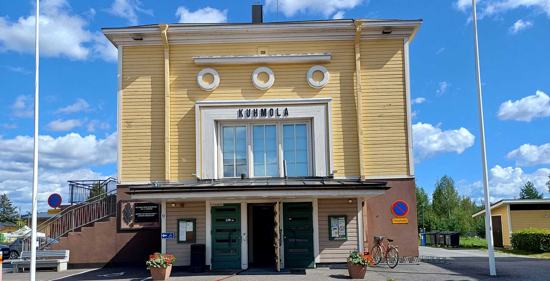 Keltainen Kuhmolan talo.