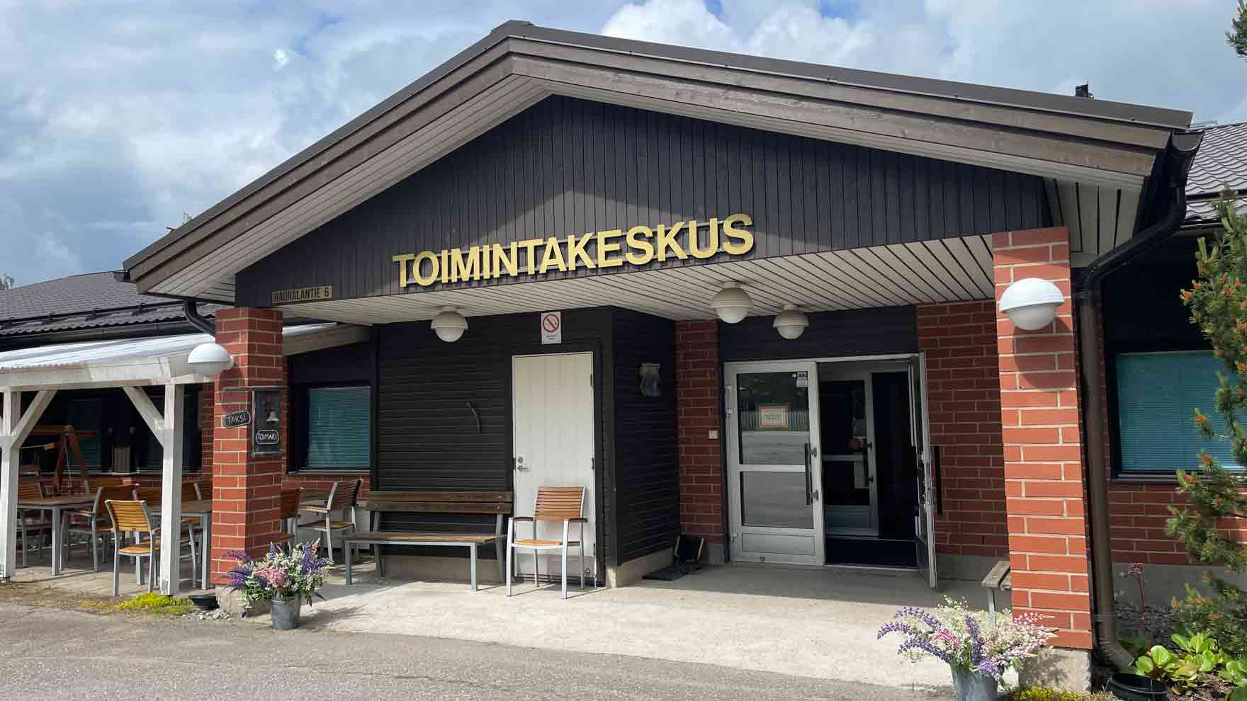 Punatiilinen rakennus, jossa lukee toimintakeskus