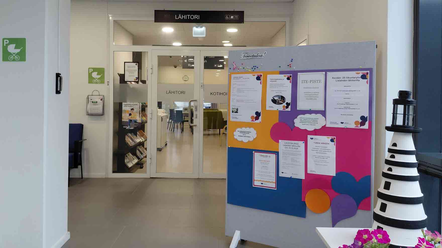 Käytävän päässä kaksoisovet, joiden päällä lukee lähitori.