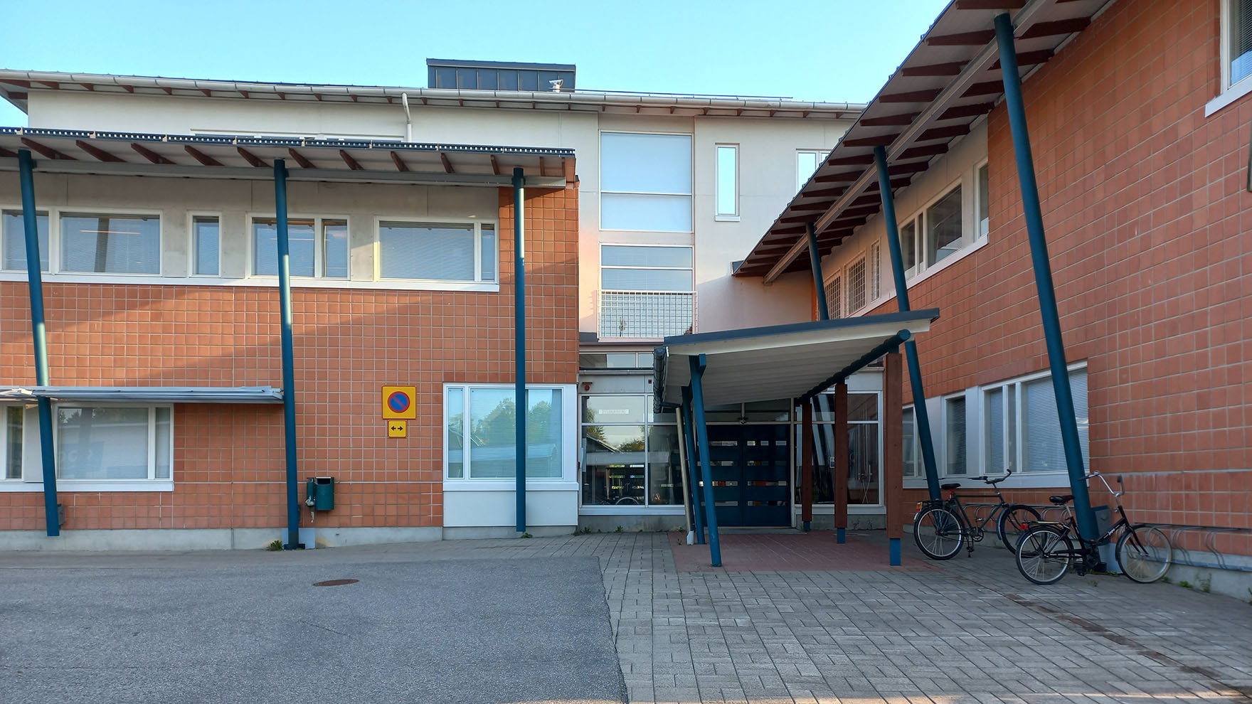 Punatiilinen rakennus, jonka nurkassa on sisäänkäynti.