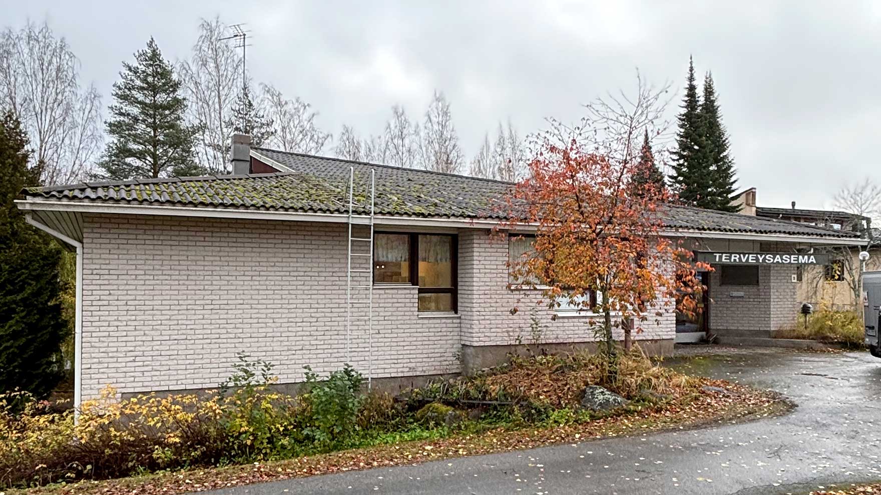 Valkoinen tiilirakennus.