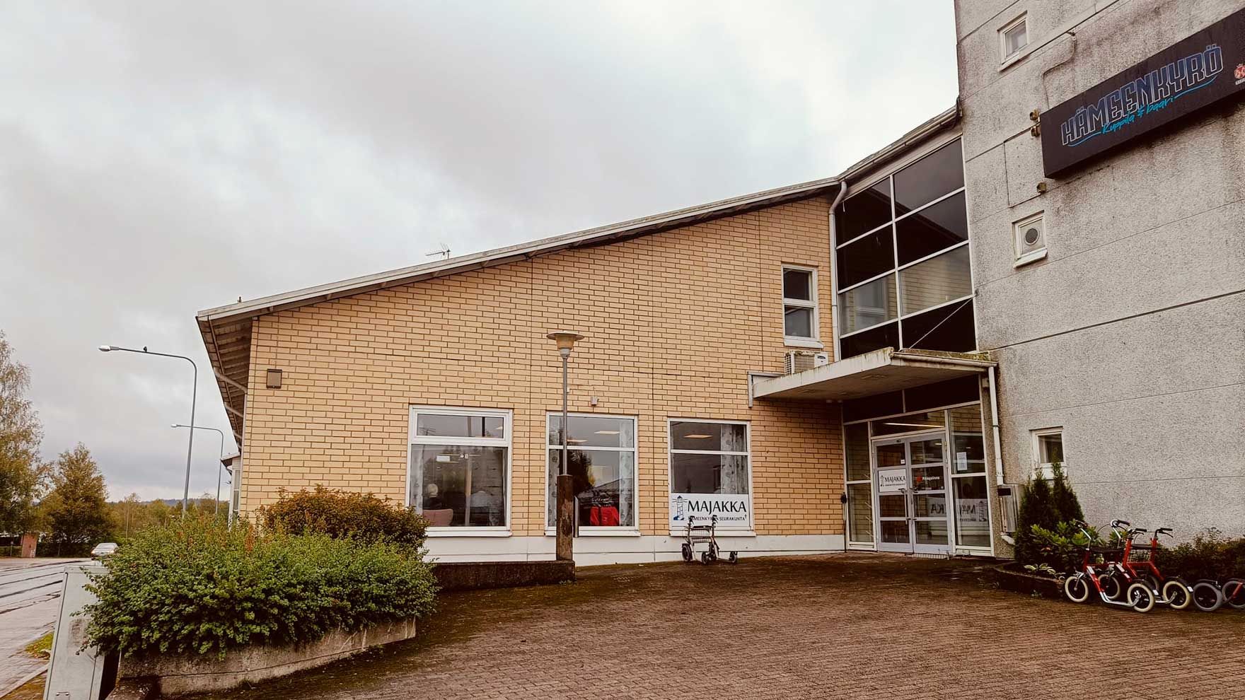 Keltatiilisen rakennuksen sisäänkäynti, jonka seinässä lukee Hämeenkyrö.