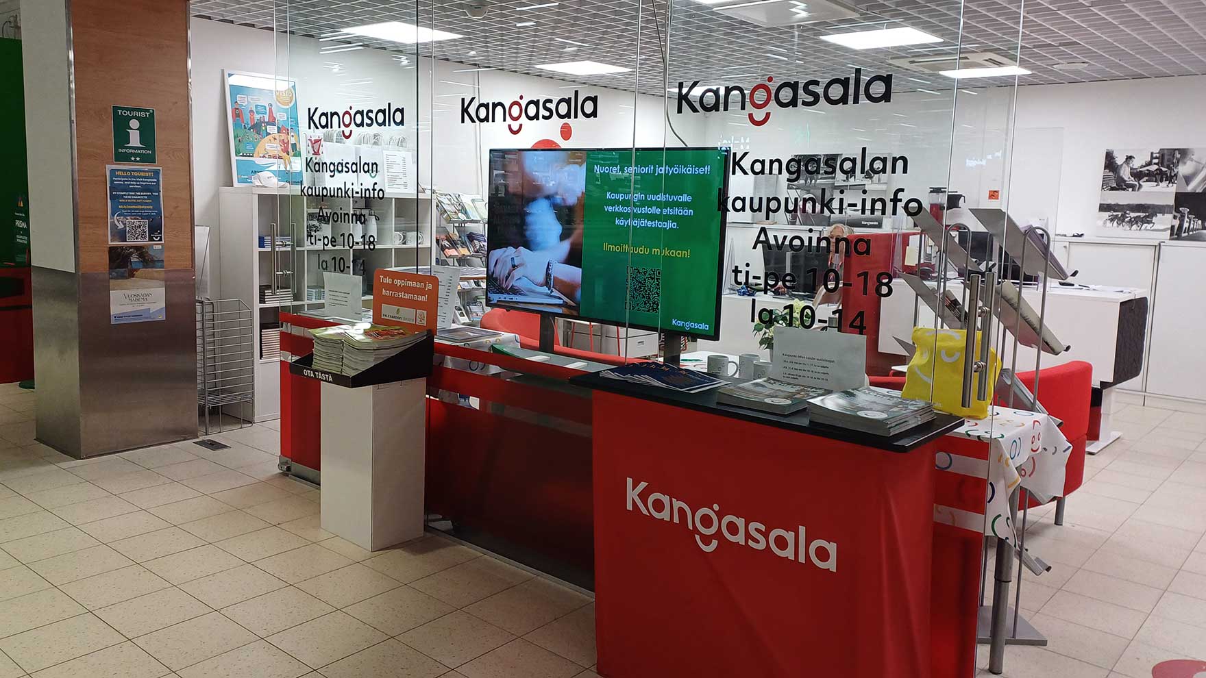 Mäkirinteentien lähitori sijaitsee Prisman kanssa samoissa tiloissa Kangasalan kaupunki-infon yhteydessä.