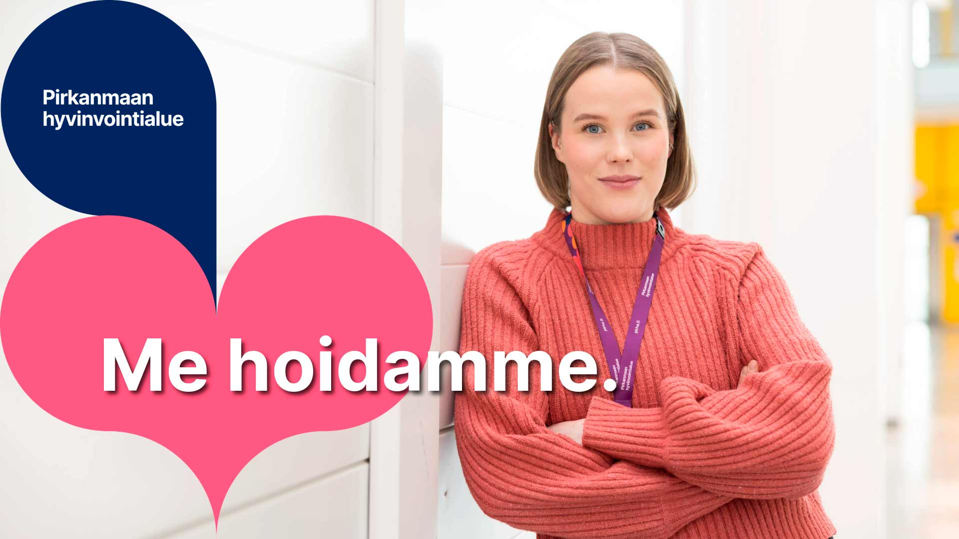 Me hoidamme. Henkilö nojaa seinään kädet puuskassa Pirhan kaulanauha kaulassaan.