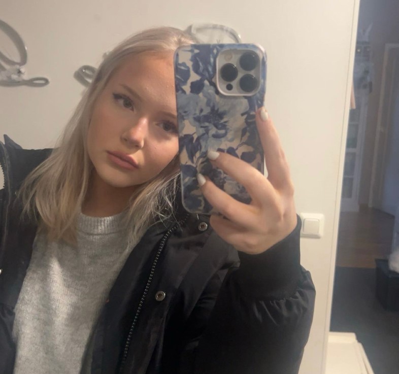 Kesäharjoittelija Miisa puhelin kädessä.