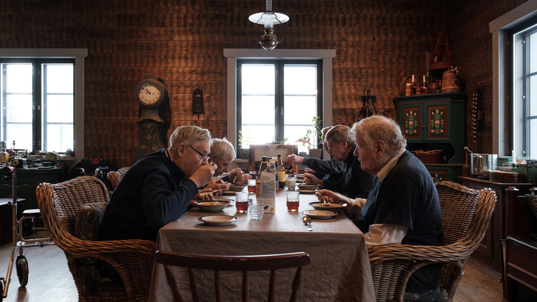 Yhteisen ruokailun ääressä vaihdetaan kuulumisia ja keskustellaan viikon teemasta.