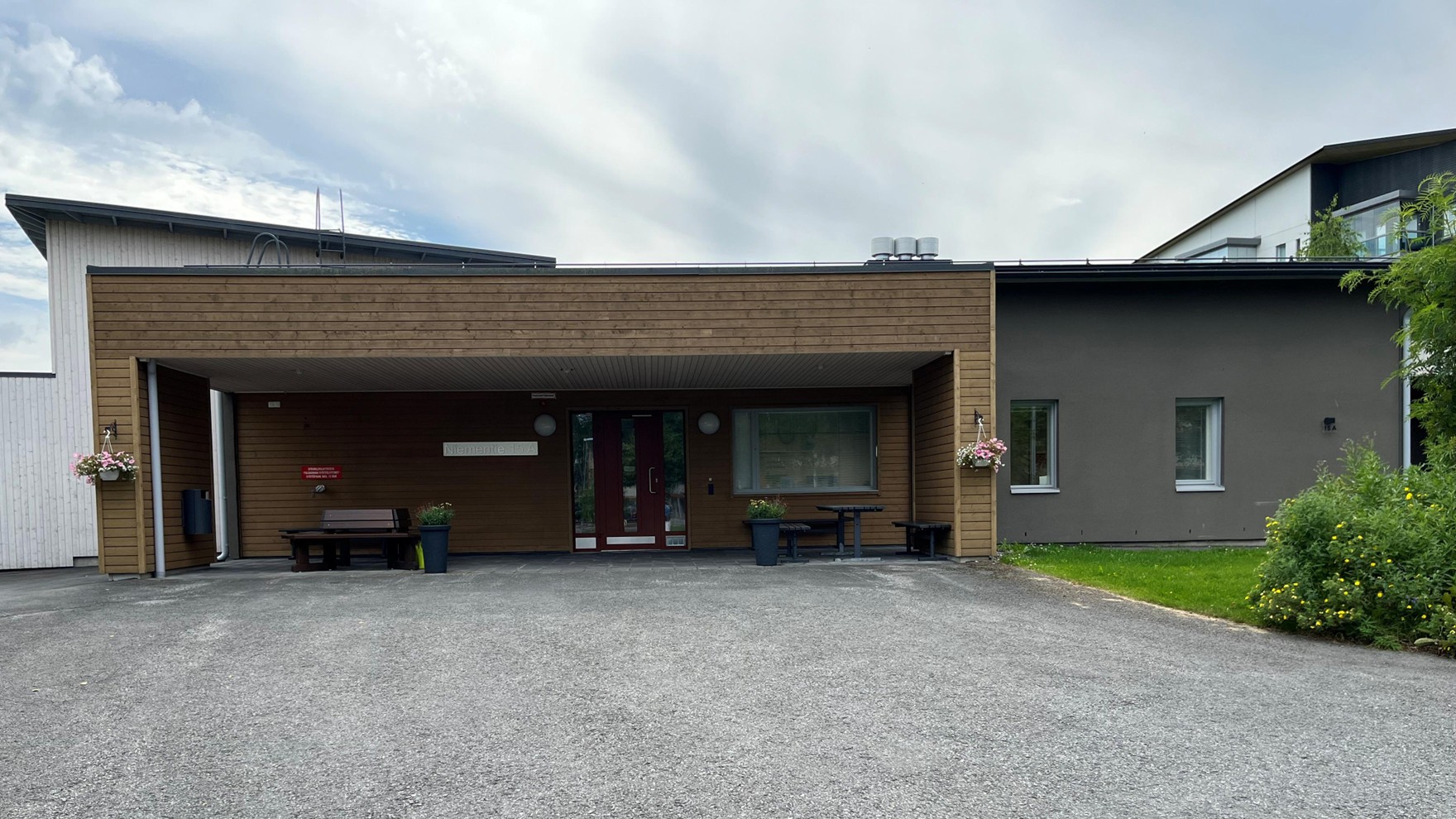 Niemen linnan asumisyksikön etupihaa ja etuovi.