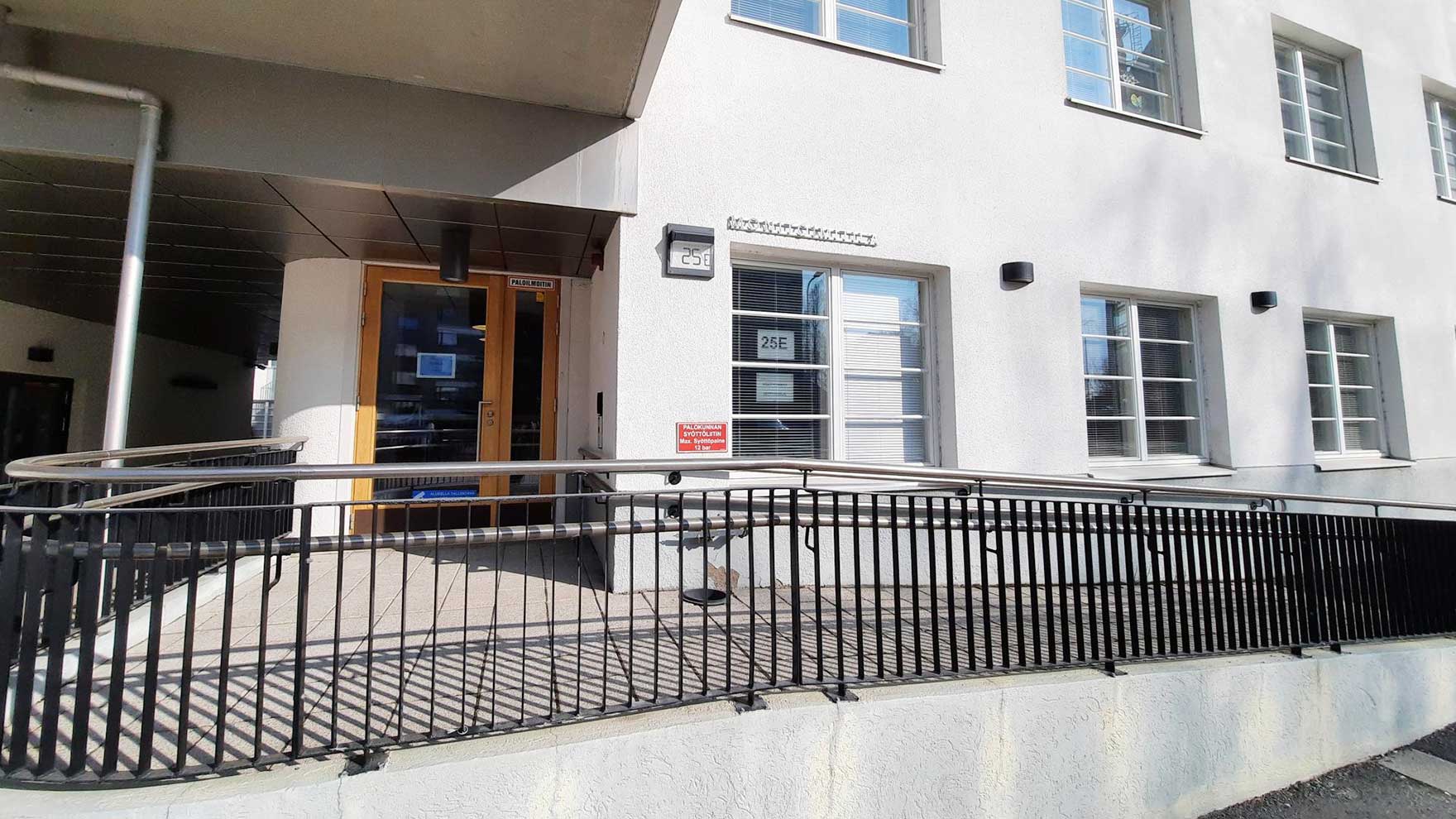 Niittyveräjän sisäänkäynti.