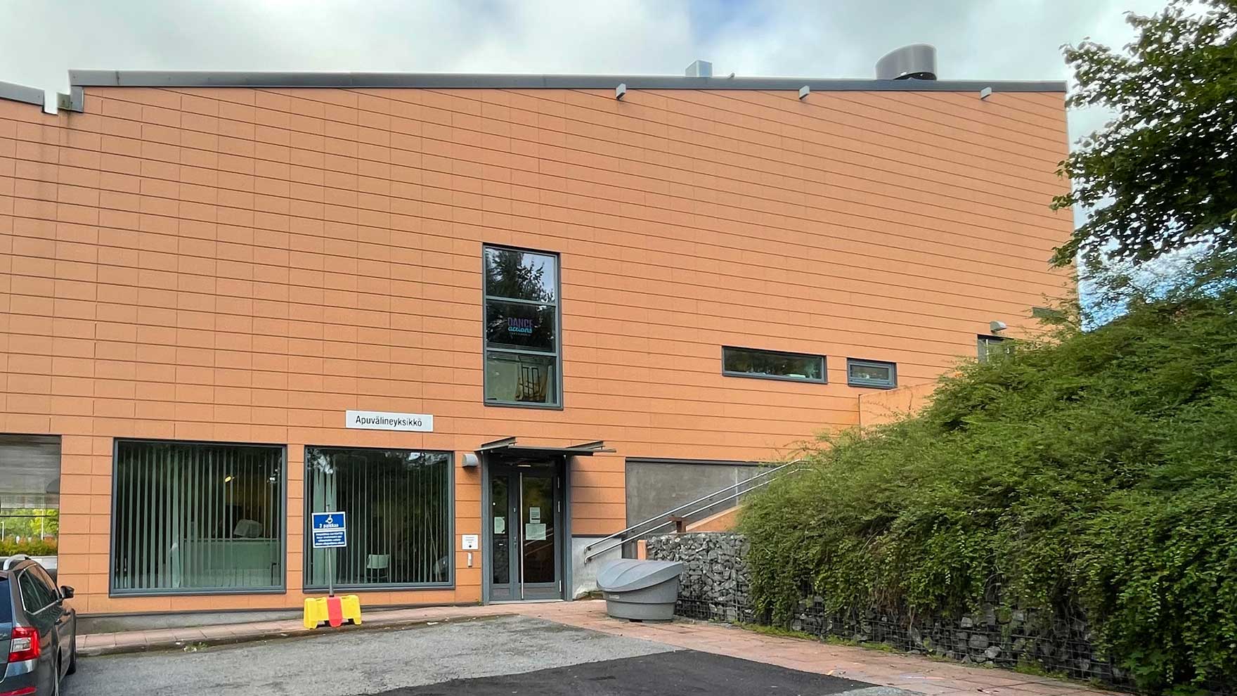 Vaaleanruskea rakennus.