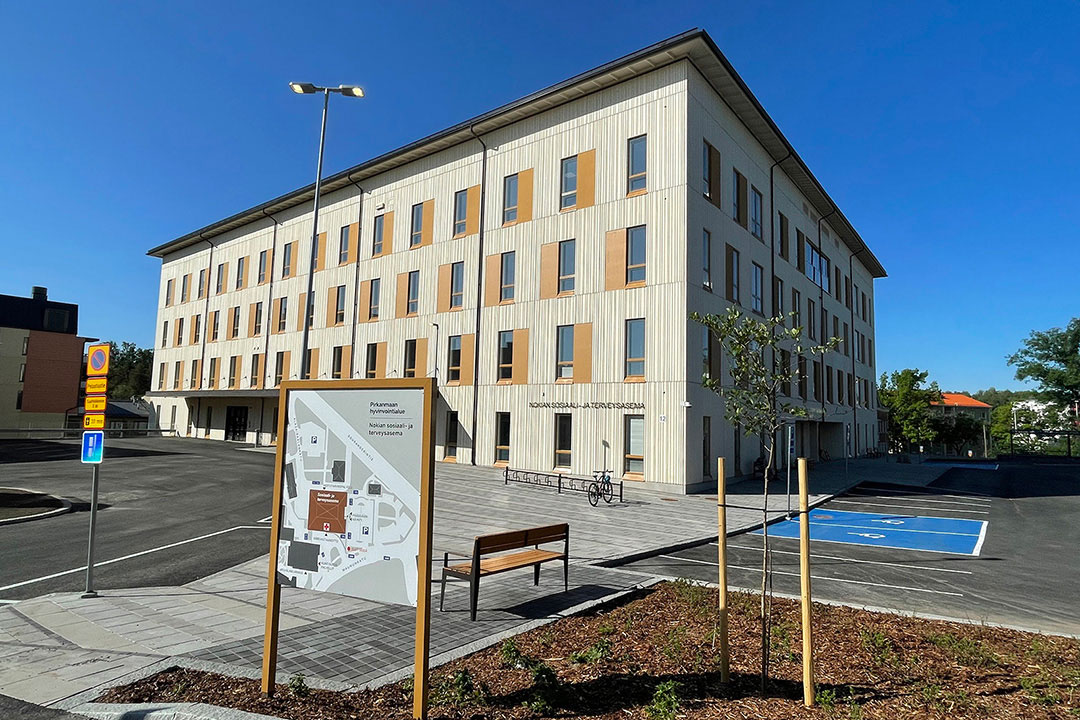 Nokian sosiaali- ja terveysasema ulkopäin kuvattuna.