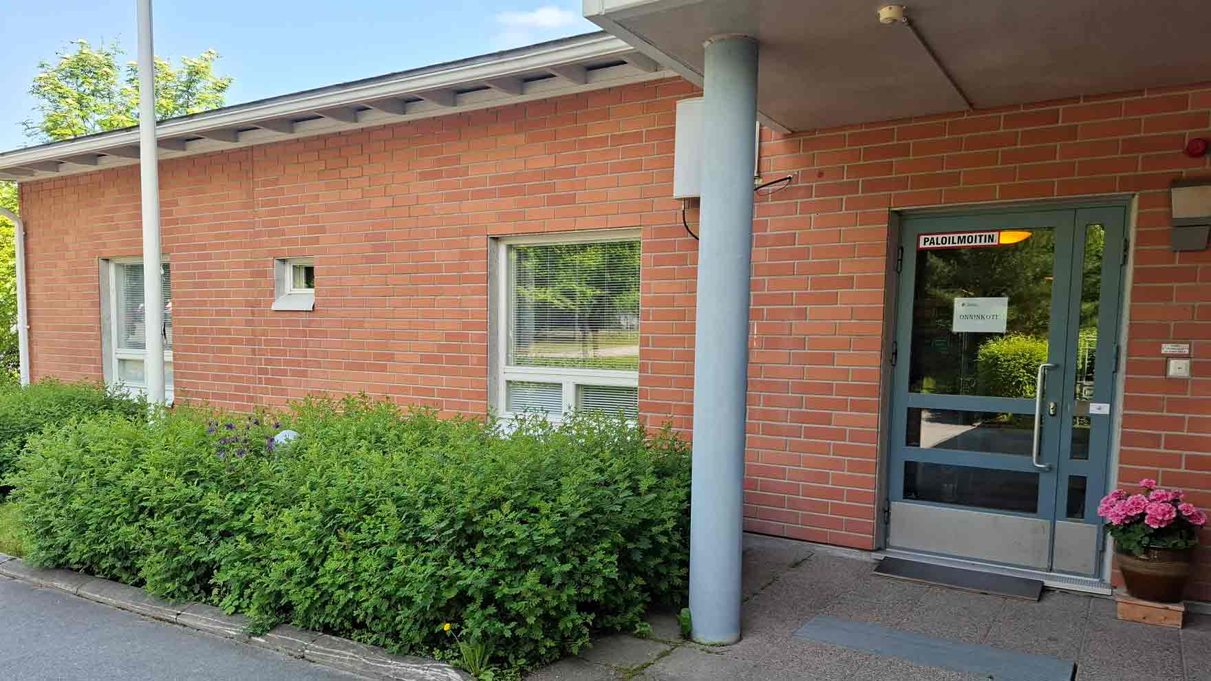 Punatiilisen rakennuksen sisäänkäynti