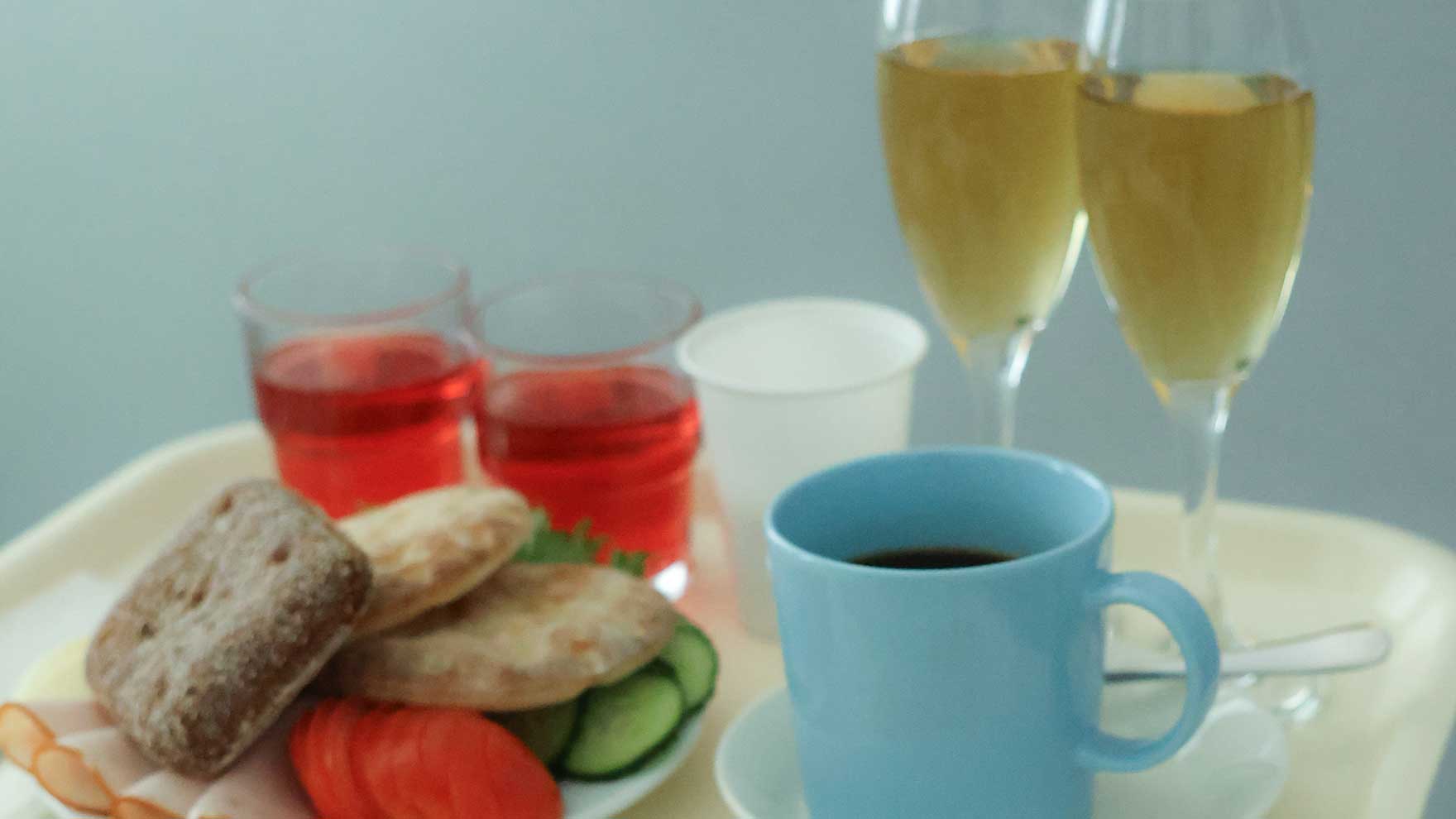 Tarjotin, jossa välipalaa ja onnittelumaljat.