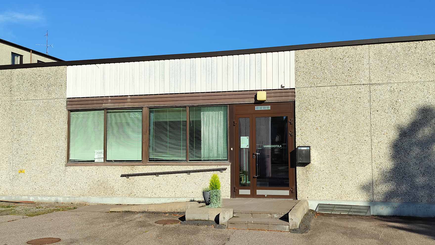 Vaalea, yksikerroksinen elementtitalo.