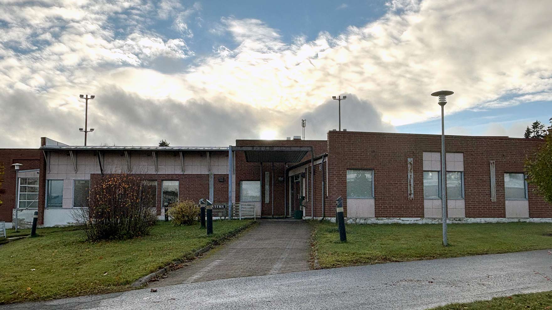 Punatiilinen rakennus.