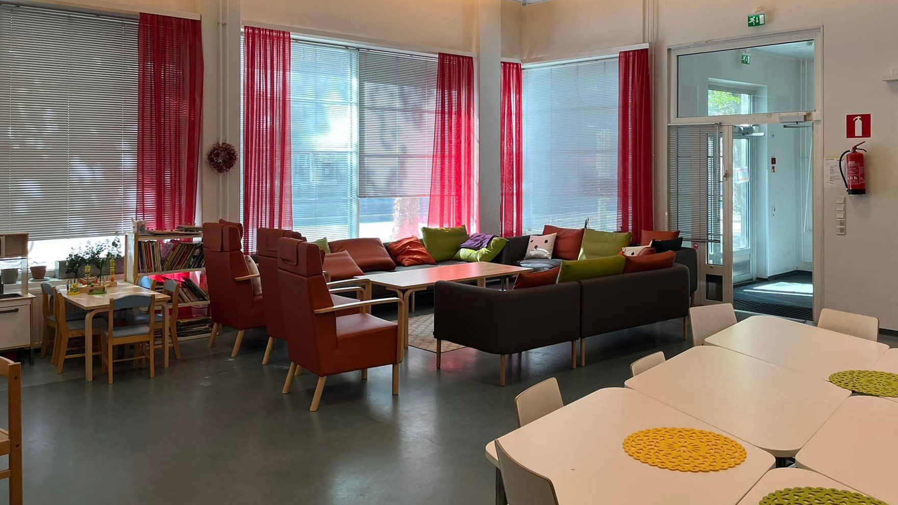 Sisäkuva Perheiden talon tapaamistilasta.