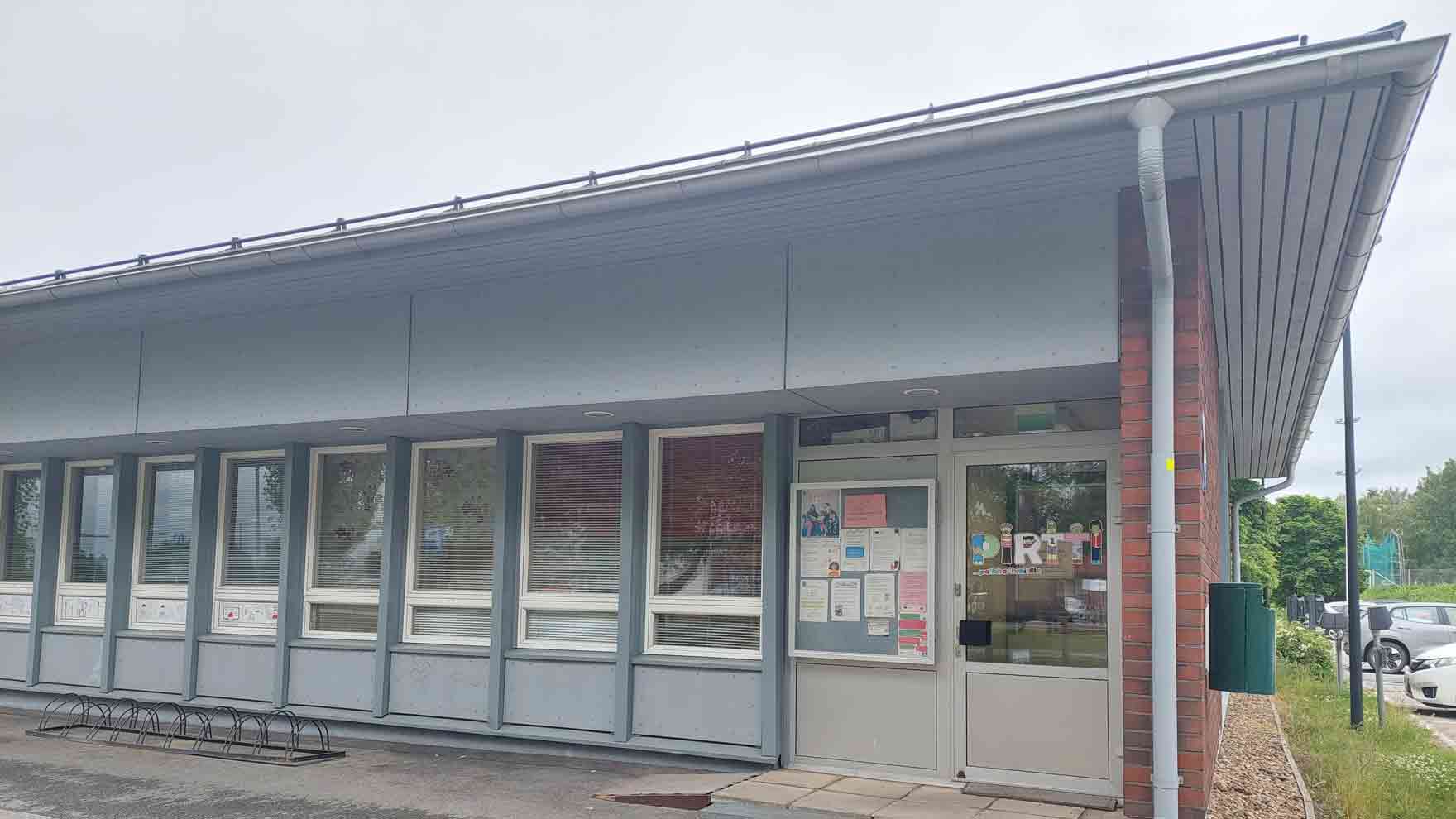 Rakennuksen kulmalla oleva sisäänkäynti.