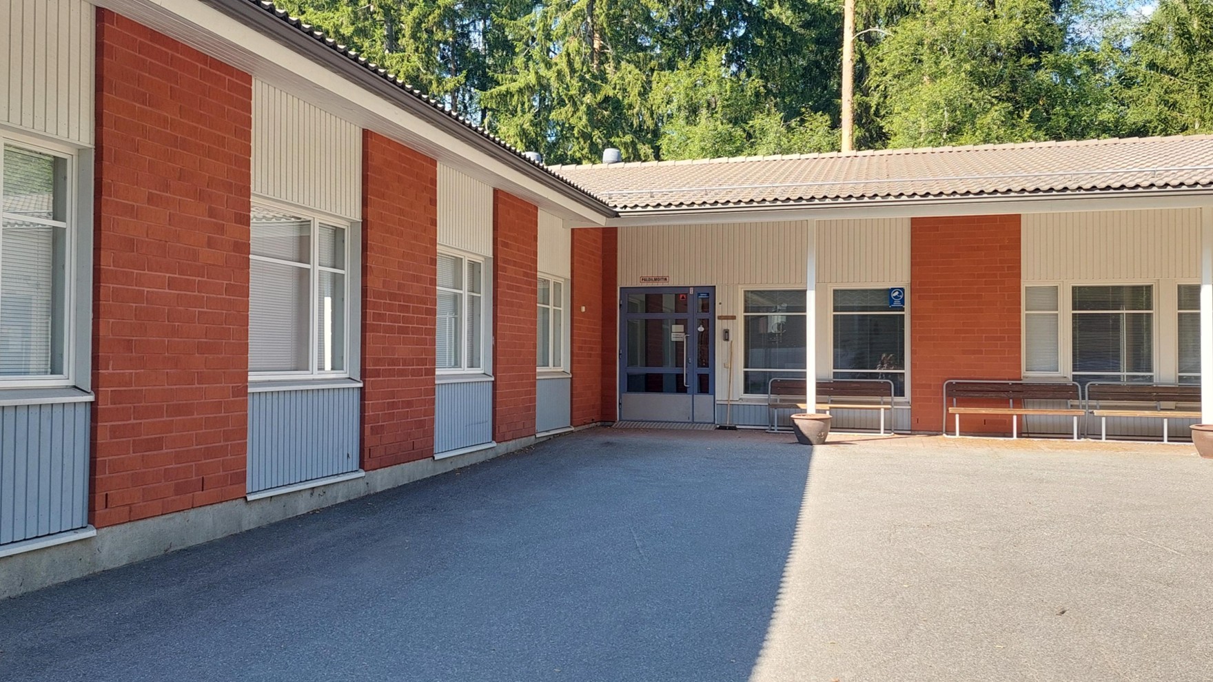 Puuwillan asumisyksikön rakennus ja sisäänkäynti.