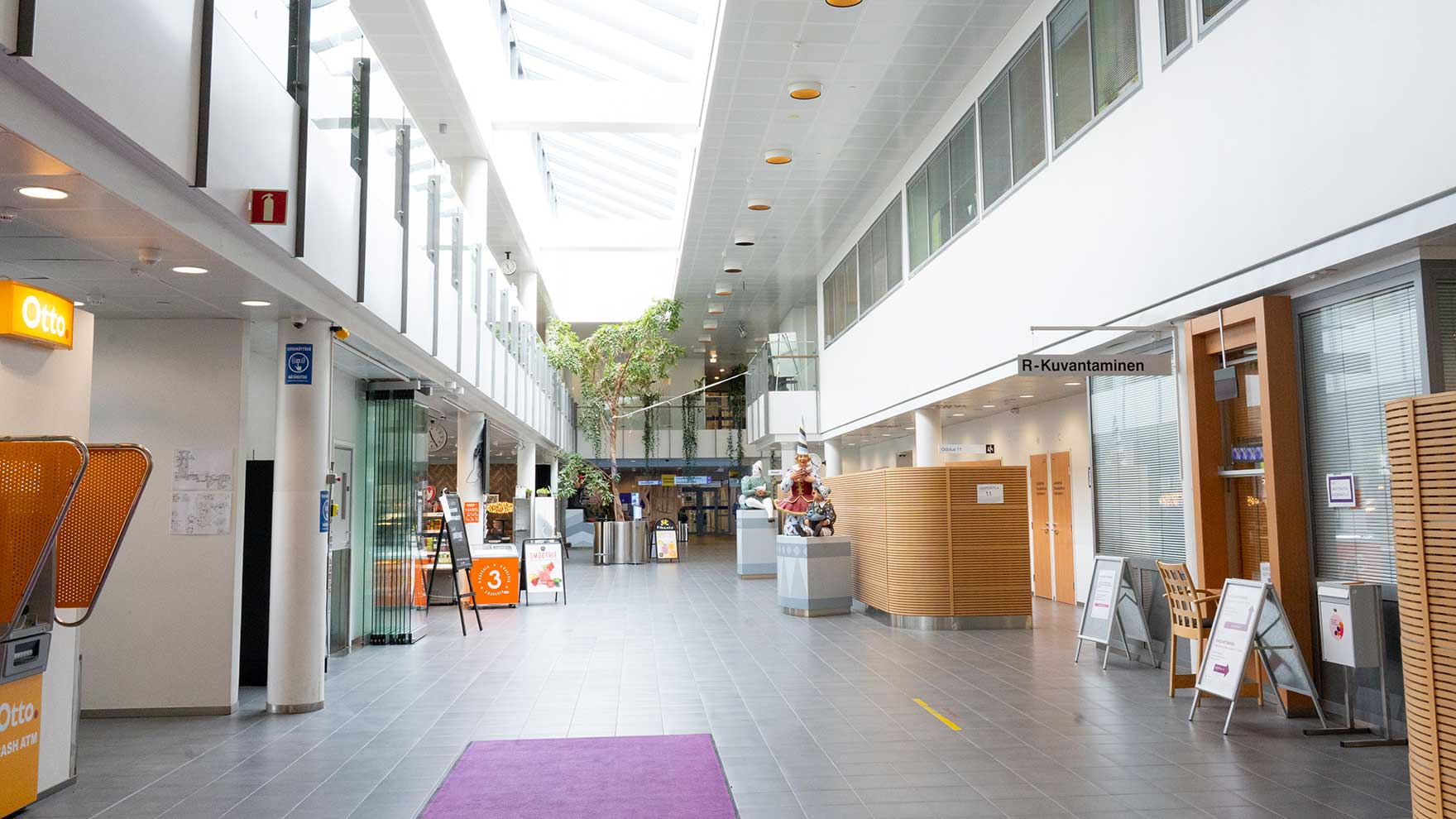 Aula, josta on käynti R-kuvantamiseen.