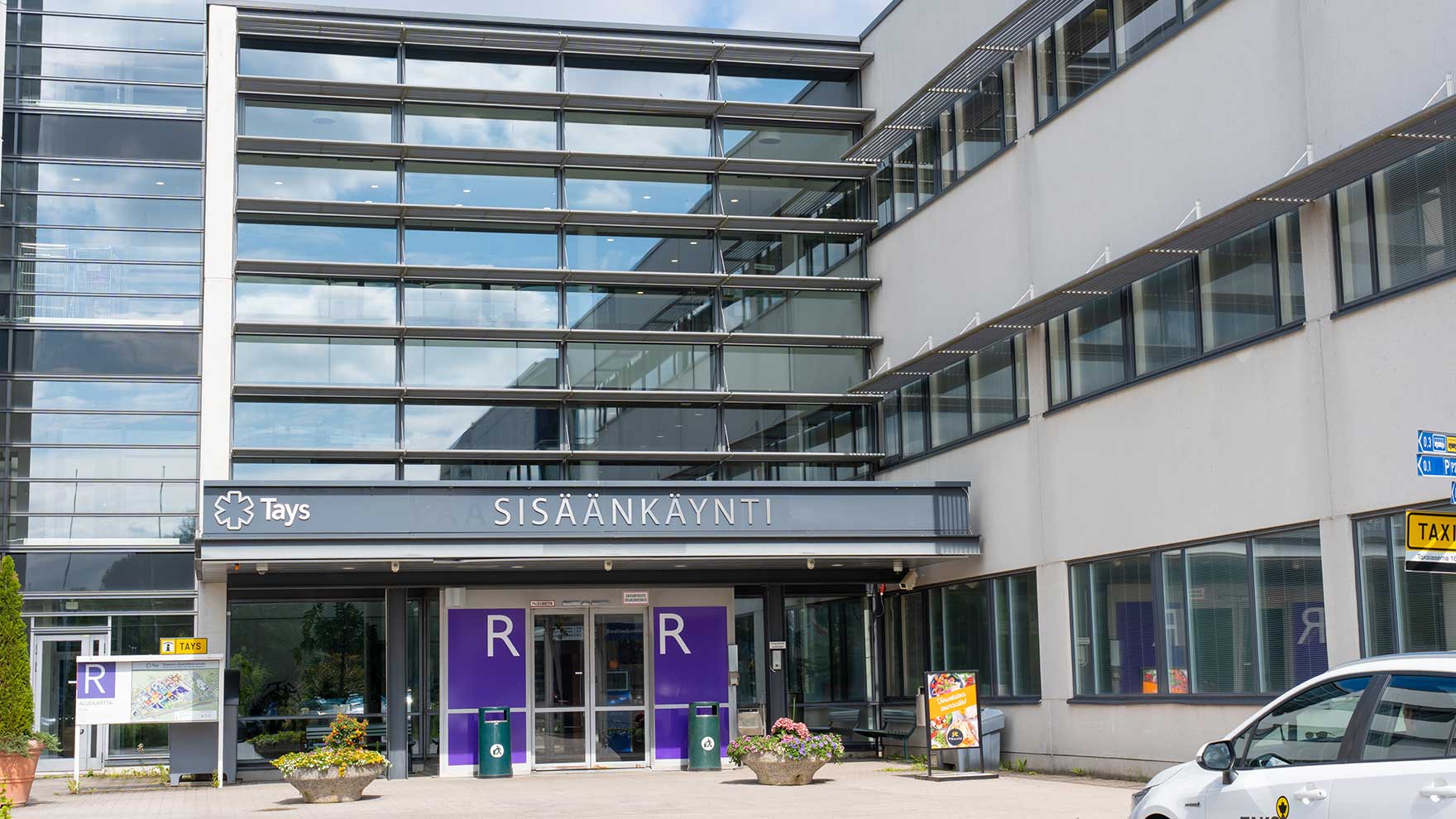 Radius-rakennuksen sisäänkäynti Sädetien puolelta.