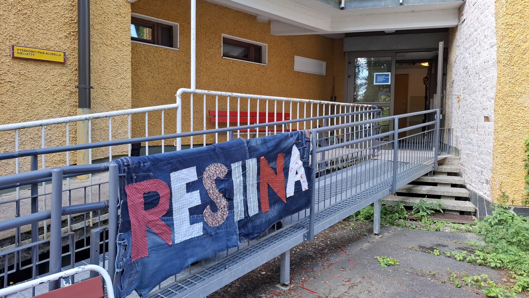 Resiinan sisäänkäynti.