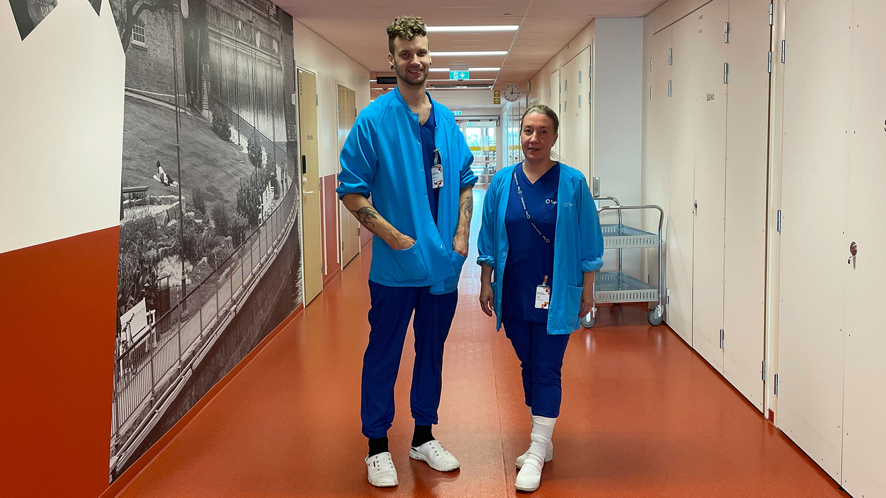 Sairaanhoitajat Oskari ja Emilia seisovat leikkausosaston käytävällä.