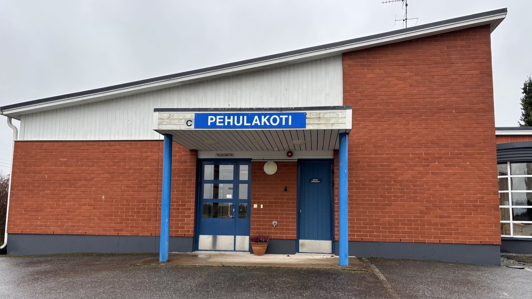 Pehulakodin etuovi.
